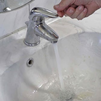 Kalk på kran: Åpne for vannet og skyll gjennom silen Kalk på kran: Åpne for vannet og skyll gjennom silen